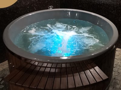 Hot tub with external stove, hydromassage system, LED lighting