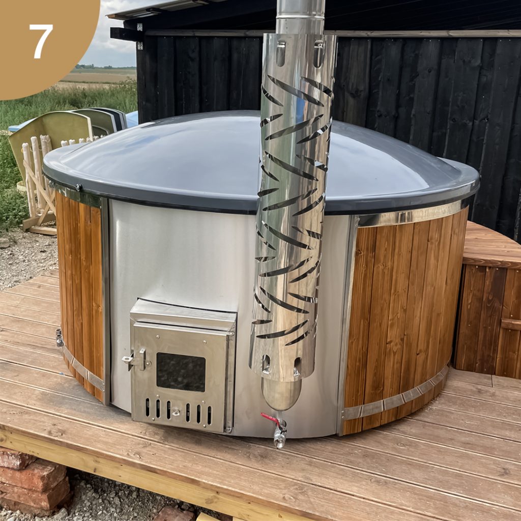 Hot tub with integrated stove, hydromassage, integrated LED lighting