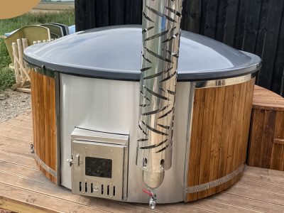 Hot tub with integrated stove, hydromassage, integrated LED lighting