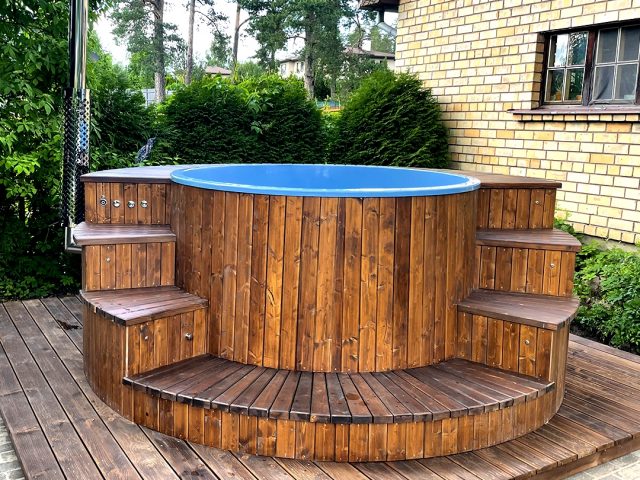 Koka kubls aar lielajām kāpnēm