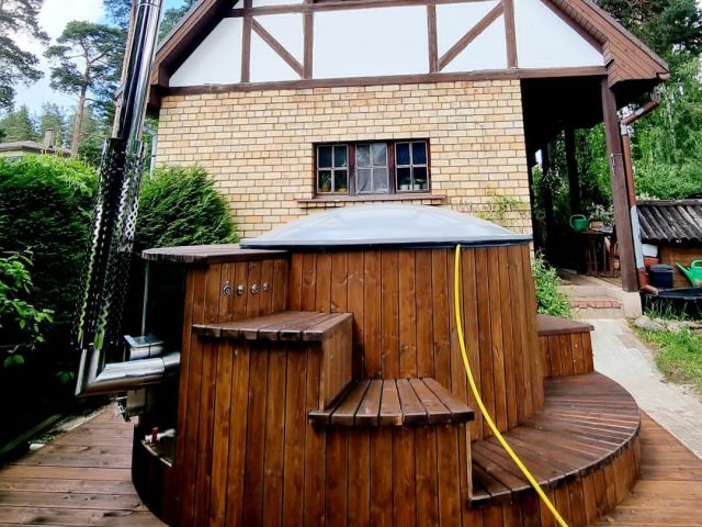 Stiklašķiedras kubls ar apkļaujošām kāpnēm