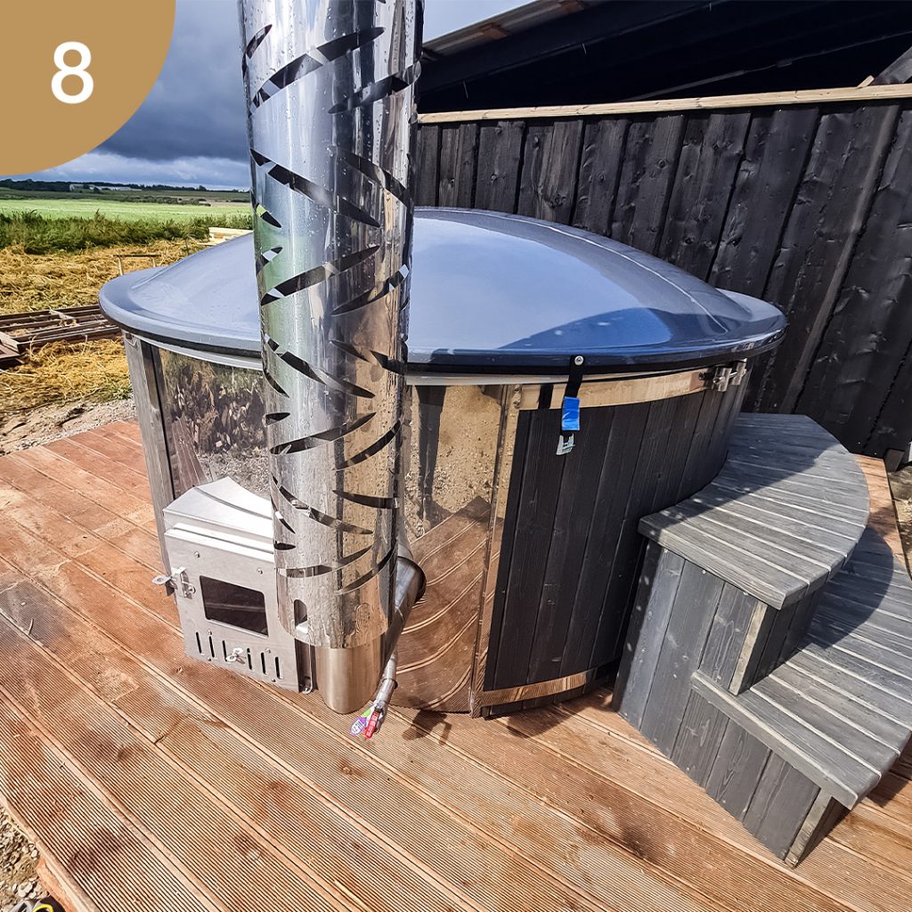 Hot tub with integrated stove, LED lighting, 8-jet hydromassage