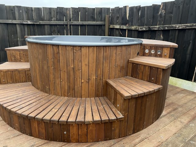 Kubls ar apkļaujošām kāpnēm