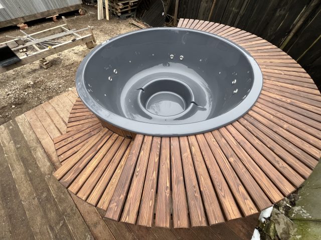 Stiklašķiedras kubls ar apkļaujošām kāpnēm