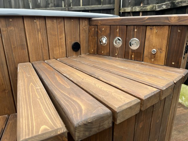 Kubls ar hidromasāžu un gaismām