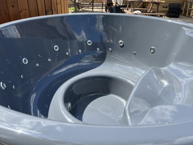 Kubls ar termokoka apdari, integrētu krāsni, hidromasāžu