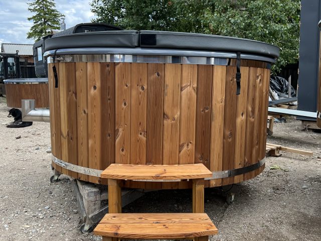 Kubls ar termokoka apdari, integrētu krāsni, hidromasāžu