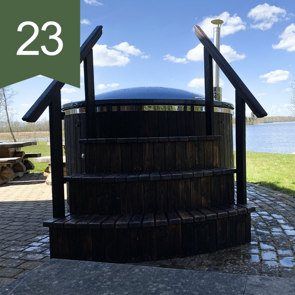 Augstais kubls ar ārējo krāsni, lielajām kāpnēm, LED rgb apgaismojumu un hidromasāžas sistēma…