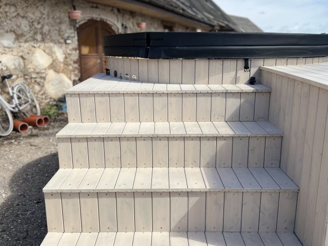 8 sprauslu hidromasāžas sistēma 